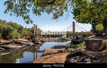 Salto/SP/Brasilien - September 8, 2018: Schrägseilbrücke über Tietê River, eine der Attraktionen in der touristischen Komplex Park Stockfoto