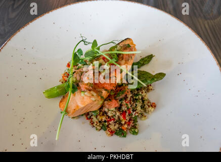 Gegrillter Lachs mit Spargel und Quinoa Stockfoto
