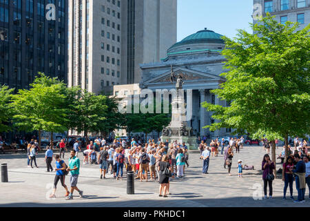 Touristen Sightseeing in Place d'Armes in der Alten Stadt, Montreal, QC, Kanada Stockfoto