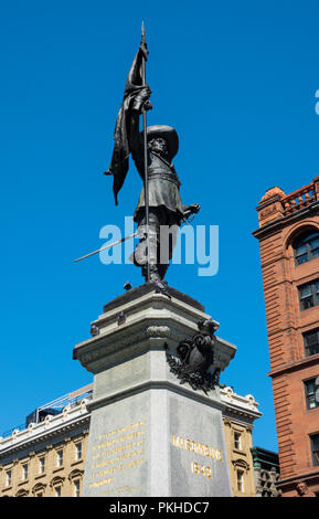 Paul Chomedey de Maisonneube memorial Place d'Armes in der Altstadt von Montreal, QC, Kanada. Er ist eine kontroverse Figur des Französischen der kanadischen Geschichte Stockfoto