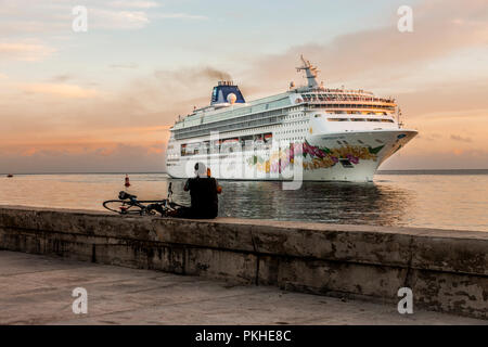 Havanna, Kuba. 04. Juli 2017 ein Mann nimmt ein Foto von dem Kreuzfahrtschiff Norwegian Sky Ankunft im Hafen von Havanna, Kuba. - Gutschrift David Creedon/ Stockfoto