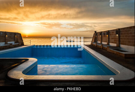 Miramar, Kuba. 28. Juni 2017. / Ein kleines Fischerboot übergibt einen Seashore home bei Sonnenuntergang in Miramar Kuba. - Gutschrift; David Creedon/Alamy Stockfoto