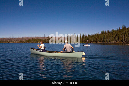 Ein älteres Ehepaar Paddeln ein Kanu auf Waldo See, einem vulkanischen Kratersee in der zentralen Oregon Kaskaden in der Nähe von Oak Ridge. Stockfoto