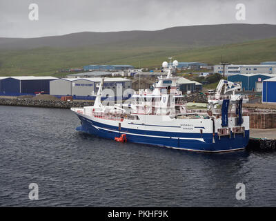 Die rockall ein tiefes Meer Trawler neben der Shetland Catch Quay in Lerwick auf einem nebligen Tag im August gebunden, Shetlandinseln, Schottland. Stockfoto