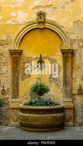 Verwenden Sie es einige gut zu sein, aber jetzt ist alt Art der Dekoration in einem der vielen Siena Gärten Stockfoto