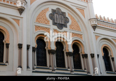 Der Tschechischen Republik. Prag. Jüdische Stadt. Spanische Synagoge. Im maurischen Revival Stil von Architekten gebaut, Josef Niklas (1817-1877) und Ignac Ullmann (1822-1897) zwischen 1868-1893. Im Jahr 1990 wieder aufgebaut. Detail der Fassade. Stockfoto