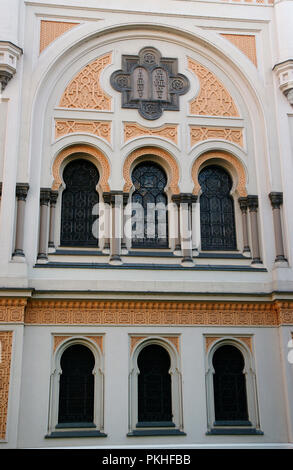 Der Tschechischen Republik. Prag. Jüdische Stadt. Spanische Synagoge. Im maurischen Revival Stil von Architekten gebaut, Josef Niklas (1817-1877) und Ignac Ullmann (1822-1897) zwischen 1868-1893. Im Jahr 1990 wieder aufgebaut. Detail der Fassade. Stockfoto