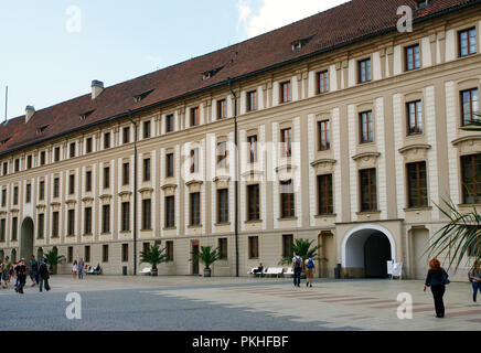 Der Tschechischen Republik. Prag. Schloss. Dating aus dem 9. Jahrhundert und im Jahr 1929 abgeschlossen. Das Neue Schloss wurde im späten 18. Jahrhundert von thr Architekt Nicola Pacassi erbaut. Blick auf den ersten Innenhof. Stockfoto