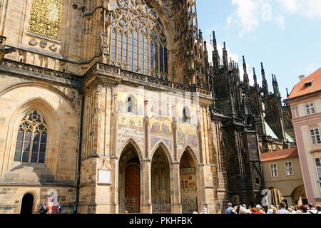 Der Tschechischen Republik. Prag. St. Veitsdom. Gotischen Stil des 14. Jahrhunderts. Golden Gate mit venezianischen Mosaiken von Niccoletto Semitecolo eingerichtet. Darstellungen des Jüngsten Gerichts. 14. Jahrhundert. Burganlage. Hradcany Bezirk. Stockfoto