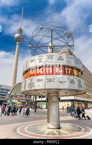 Die Weltzeituhr, auch als die Urania Weltzeituhr bezeichnet, ist in der Öffentlichkeit auf den Alexanderplatz in Mitte, Berlin, Deutschland. Stockfoto