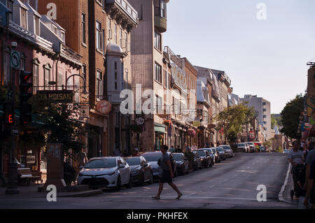 Fußgängerüberweg Rue Saint-Jean an einem Sommerabend in der Altstadt von Québec City im Saint-Jean-Baptiste Bereich des Alten Quebec City, Kanada. Stockfoto