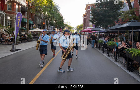 Ein bummel Gruppe von Saxophon Spieler unterhalten Restaurant Gönner auf der Grande Allée während einer Summer Street Festival in Québec City, Kanada. Stockfoto