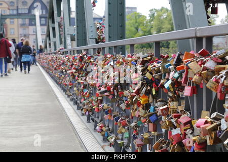 Viele Schlösser in eine Brücke über den Main, Frankfurt am Main, Deutschland gesperrt Stockfoto