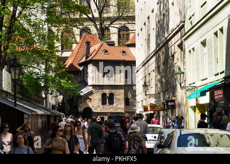 Prag, tschechische Republik - 21 April 2018: Leute, die sich vor dem Klausen Synagoge, das größte in der ehemaligen Prager Jüdischen Ghetto, benachbarten mit dem O Stockfoto