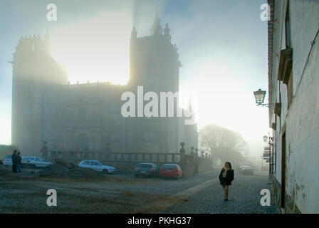 Eine neblige Dämmerung in Miranda do Douro. Tras-os-Montes, Portugal Stockfoto