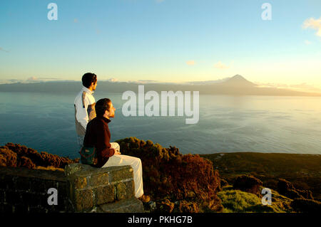 Sonnenuntergang auf São Jorge mit dem Pico Vulkan am Horizont. Azoren, Portugal Stockfoto