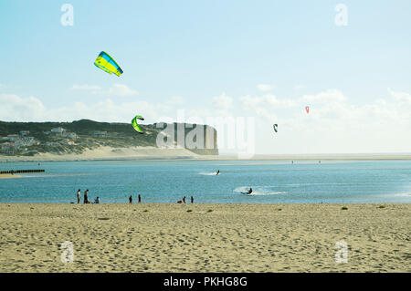 Kite Surfen am Strand von Foz do Arelho. Caldas da Rainha, Portugal Stockfoto