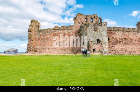 Paar Leseplatten im befestigten Tantallon Castle aus dem 14. Jahrhundert, East Lothian, Schottland, Großbritannien Stockfoto