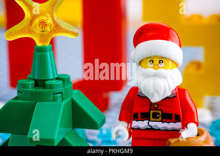 Tambow, Russische Föderation - September 02, 2018 Lego Santa Claus mit Weihnachtsbaum. Studio gedreht. Stockfoto
