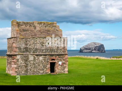 Taubenschlag und Bass Rock aus dem 14. Jahrhundert in Tantallon Castle, East Lothian, Schottland, Großbritannien Stockfoto