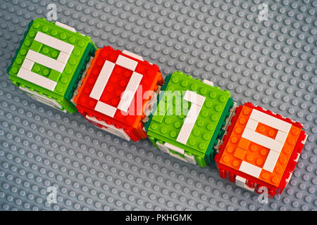 Tambow, Russische Föderation - September 02, 2018 Neues Jahr 2019 Konzept. Lego Würfel mit den Zahlen von 2019 auf der grauen Grundplatte Hintergrund. Stockfoto