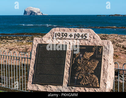 Denkmal zu Ehren der Royal Air Force Coastal Command in Schottland, North Berwick, East Lothian, Schottland, Großbritannien, mit Bass Rock am Horizont Stockfoto