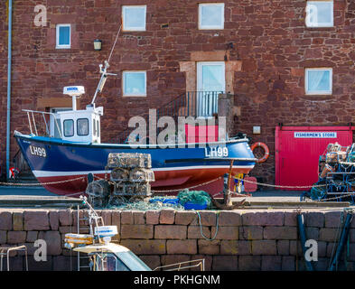 Fischerboot und Hummer Töpfen auf Kai, North Berwick Hafen, East Lothian, Schottland, Großbritannien Stockfoto