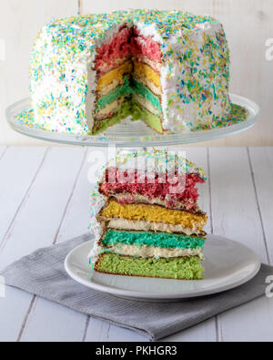Bunte Regenbogen Kuchen Dessert mit farbigen Schichten Stockfoto