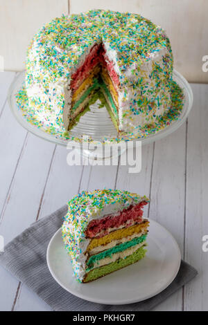 Bunte Regenbogen Kuchen Dessert mit farbigen Schichten Stockfoto