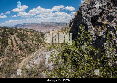 Eine felsige Hügel oder Klippe mit Blick auf Cusco, die in der Ferne sichtbar ist. Stockfoto