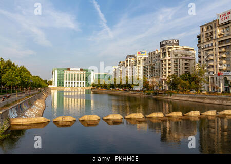 Die nationale Bibliothek von Rumänien (Biblioteca Națională a României) entlang des Flusses Dâmbovița in Bukarest, Rumänien gesehen. Stockfoto