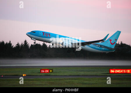 G-TAWW Boeing 737 800 nimmt der vom Flughafen Edinburgh, an einem nebligen Morgen Stockfoto