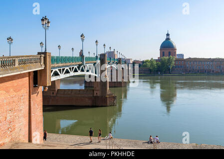 Pont Saint-Pierre (St Pierre Brücke) über den Fluss Garonne in Richtung Chapelle Saint-Joseph de La Grave, Toulouse, Languedoc, Frankreich Stockfoto