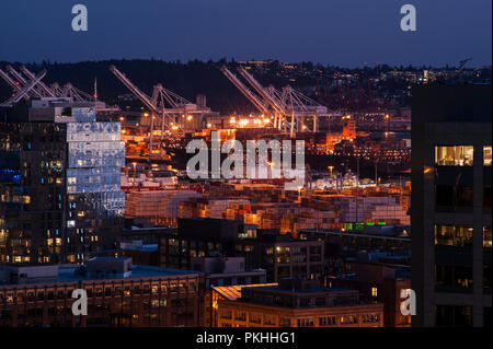 Hafen von Seattle mit Gebäuden der Innenstadt von Seattle in der Dämmerung Stockfoto