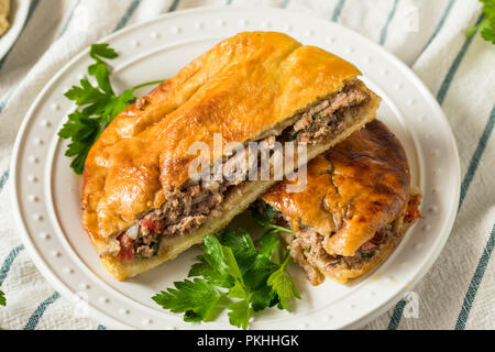 Hausgemachte Lamm und Tomaten Arayes Pita mit Hummus Stockfoto