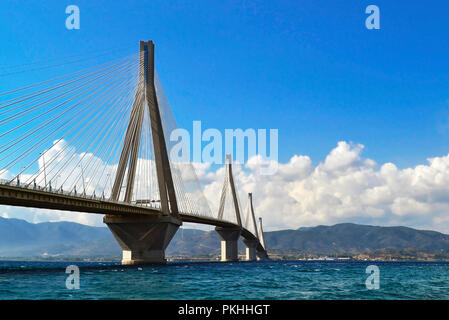 Die Rio Antirio Bridge oder Charilaos Trikoupis Brücke überquert den Golf von Korinth und die Verknüpfung der Peloponnes mit dem griechischen Festland Stockfoto