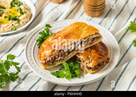 Hausgemachte Lamm und Tomaten Arayes Pita mit Hummus Stockfoto