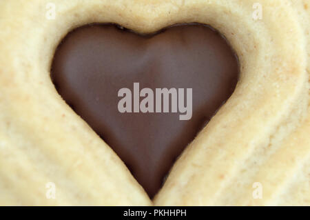 Ein Plätzchen und Schokolade in Herzform Cookie auf einem weißen Hintergrund. Stockfoto