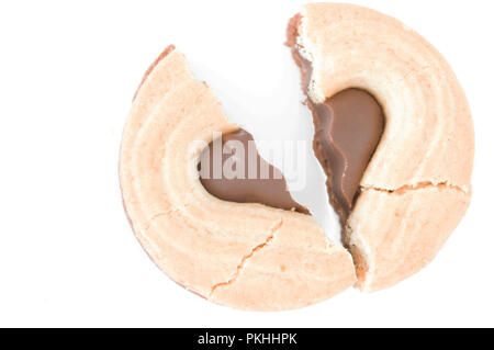 Herzförmige Plätzchen auf einem weißen Hintergrund. Konzept eines gebrochenen Herzens. Stockfoto