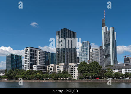 Blick auf den Financial District mit Main in Frankfurt, Hessen, Deutschland. Stockfoto