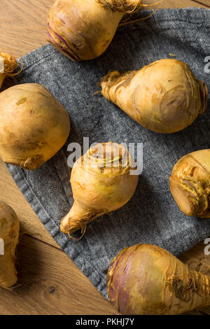 Gesunde Rohstoffe organische Braun Steckrüben Wurzelgemüse Stockfoto