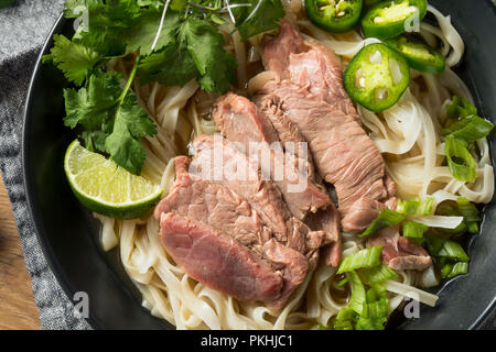 Hausgemachtes Rindfleisch vietnamesischen Pho Suppe mit Gemüse Stockfoto