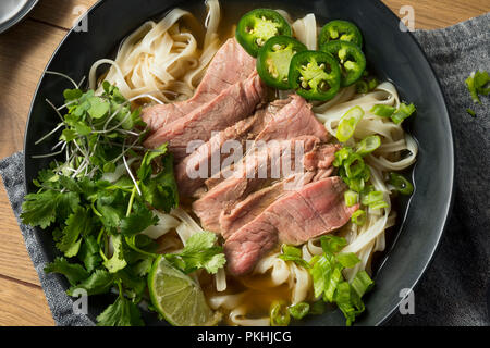 Hausgemachtes Rindfleisch vietnamesischen Pho Suppe mit Gemüse Stockfoto