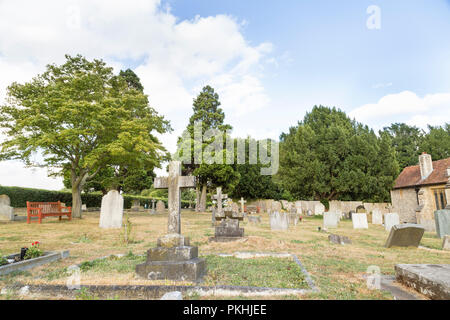 Steinernes Kreuz und Grab Yard als Hintergrund in Großbritannien Kirchhof Stockfoto