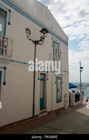 Gebäude in Calella de Palafrugell mit Trompe-l'oil Straßenlaterne. Stockfoto