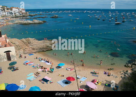 La Platjeta, einer der Strände von dem charmanten Dorf Calella de Palafrugell, Costa Brava, Spanien. Sicht von oben mit Badesee Stockfoto