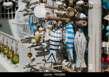 Handwerk Holz- Fische zum Verkauf ausserhalb eines Shop. Calella de Palafrugell, Spanien. Stockfoto