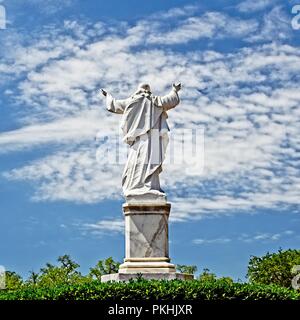 New Orleans, LA USA - Mai 9, 2018 - Statue von Jesus mit erhobenen Händen an der Loyola Universität Stockfoto