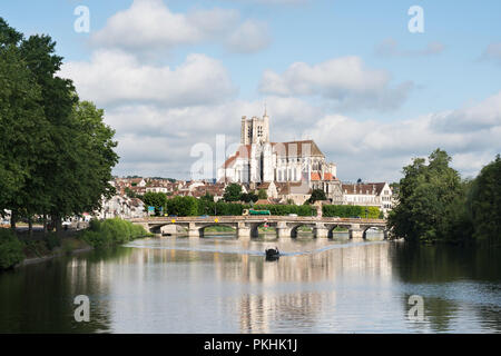 Kathedrale Saint-Étienne (St. Stephen) im Fluss Yonne, Auxerre, Burgund, Frankreich, Europa Stockfoto