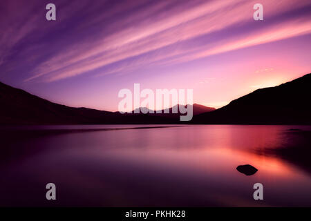 Der See Llynnau Mymbyr spiegelt den Himmel, Wolken, Sonnenuntergang mit Mount Snowdon im Hintergrund. Snowdonia (Eryri), Wales (Cymru), UK. Stockfoto